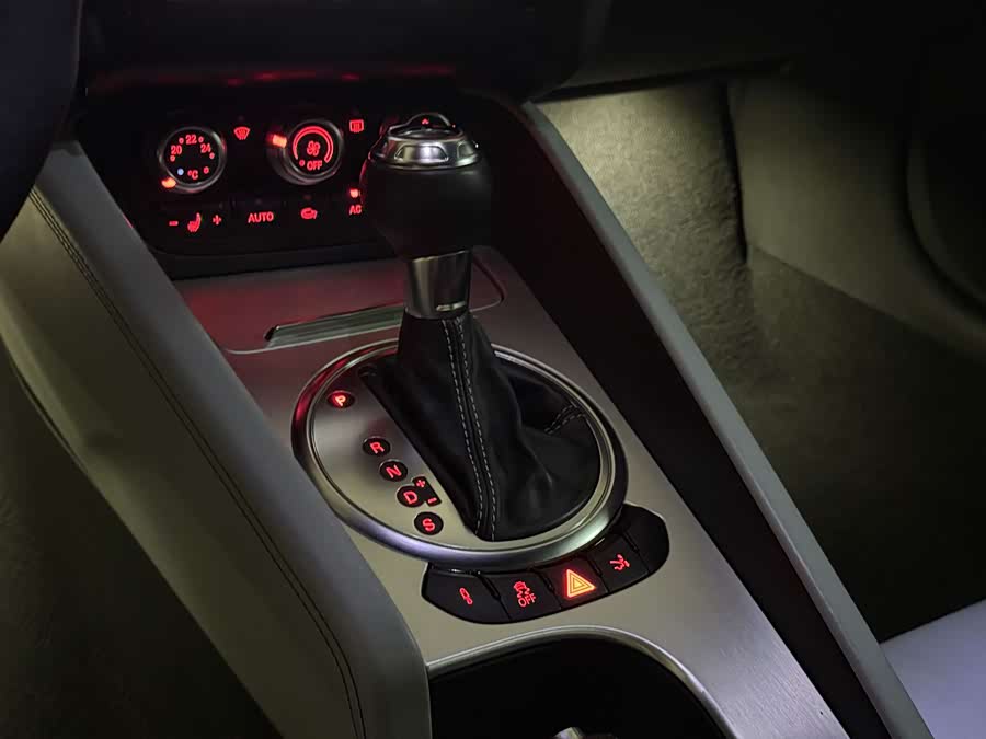 Audi TTS 2011 car image #19