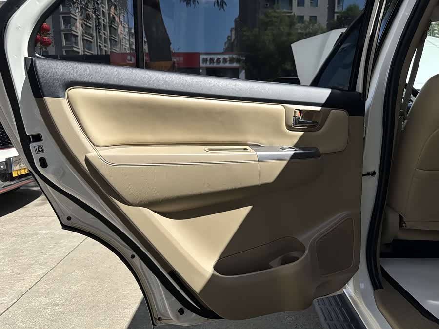 Toyota Fortuner 2016 immagine di auto #19