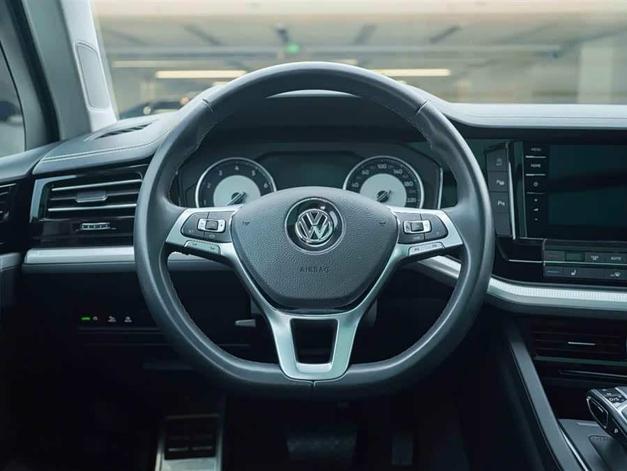Volkswagen Touareg 2019 car image #19