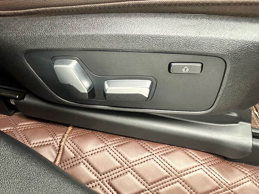 BMW X4 2020 car image #19