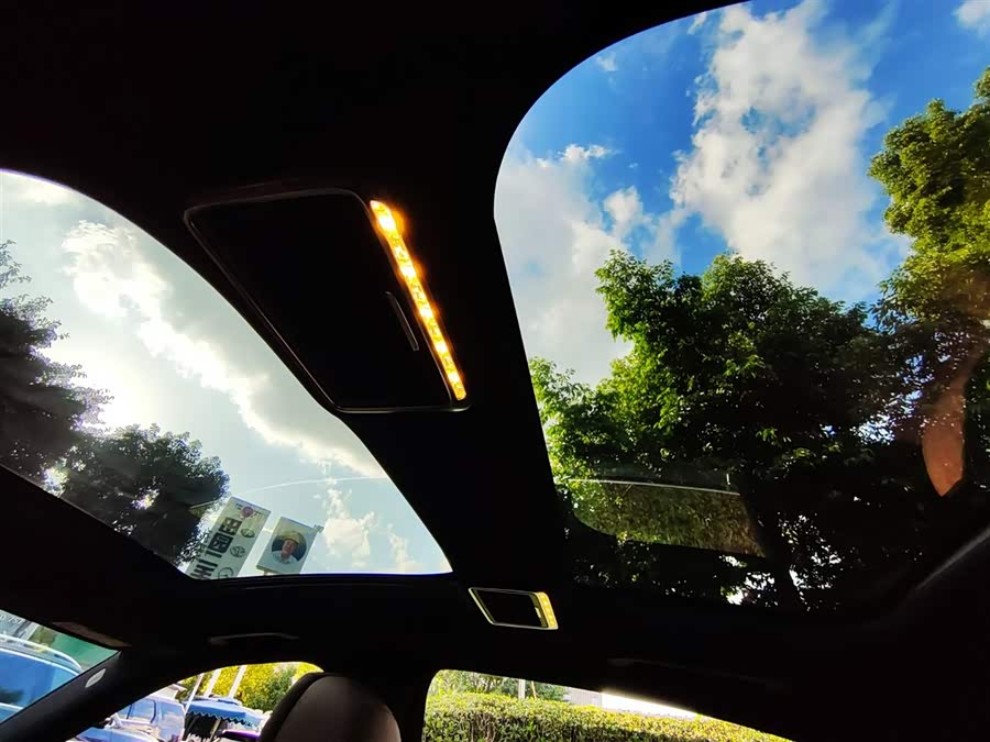 Mercedes-Benz E Class New Energy 2022 car image #19