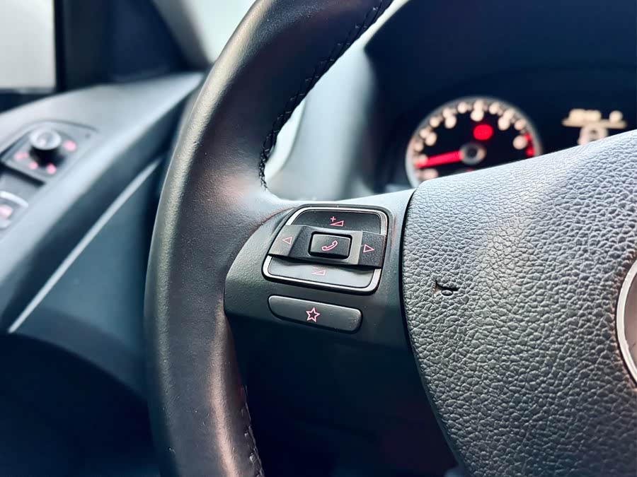 Volkswagen Tiguan 2015 car image #19