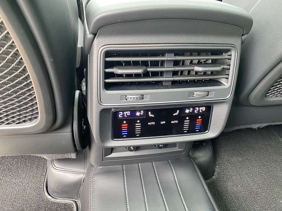 Audi SQ7 2025 car image #19