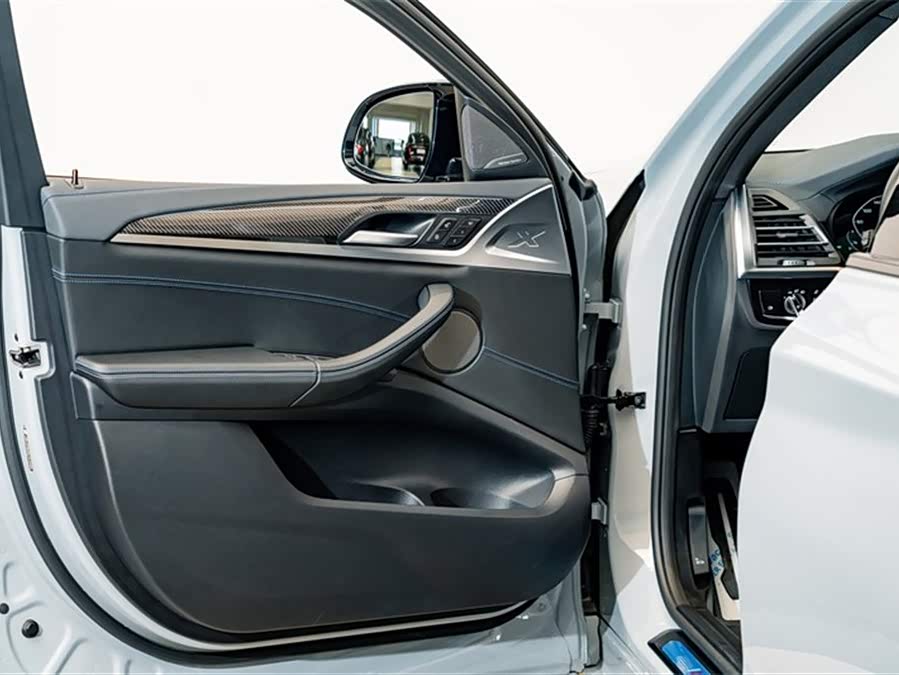 BMW X4 M40i 2024 car image #19