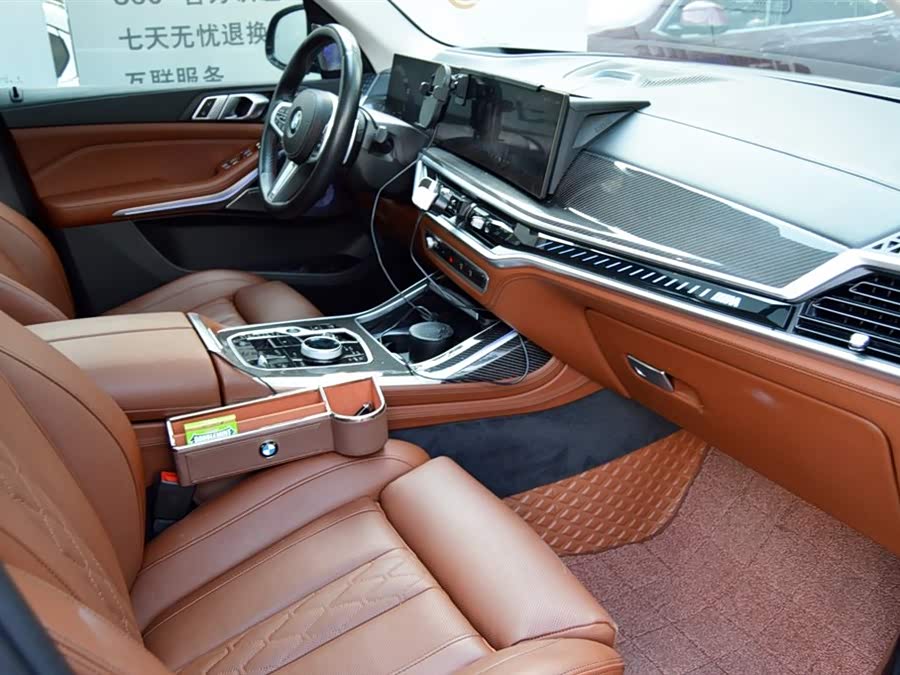 BMW X7 M60i 2023 immagine di auto #19