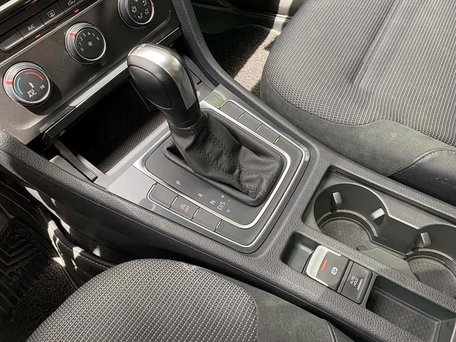 Volkswagen Golf 2019 car image #19