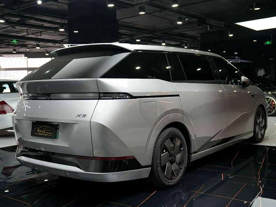 Xpeng X9 2025 صورة سيارة #19