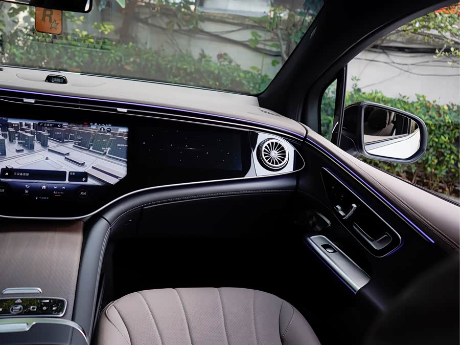 Mercedes-Benz EQE SUV 2025 immagine di auto #19