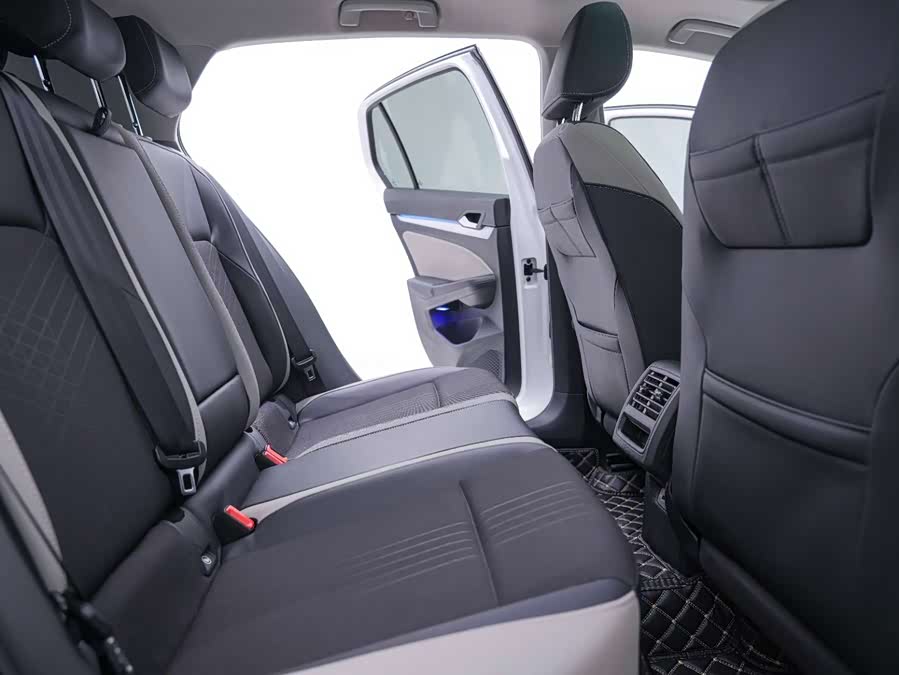 Volkswagen Golf 2023 car image #19