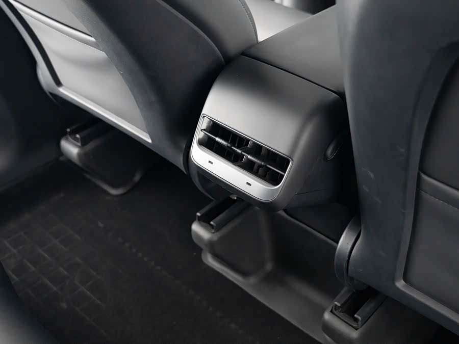 Tesla Model Y 2024 car image #19