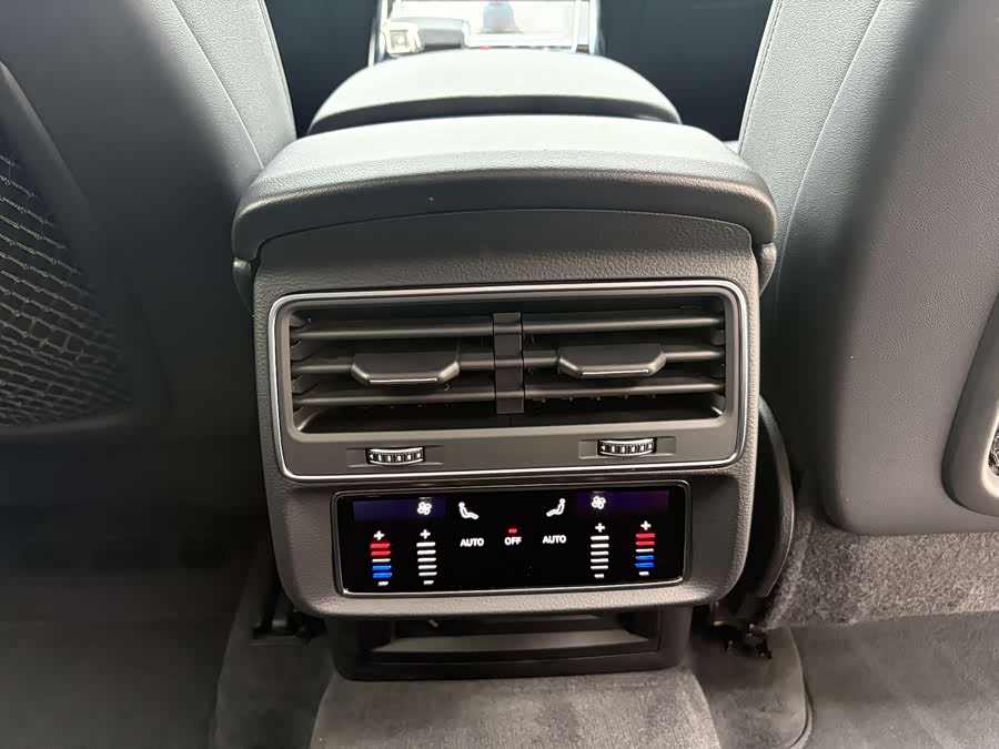 Audi Q8 2022 car image #19