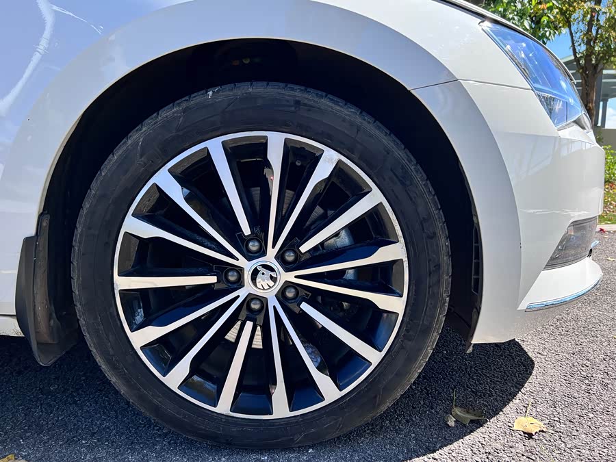 Skoda Superb 2019 car image #19