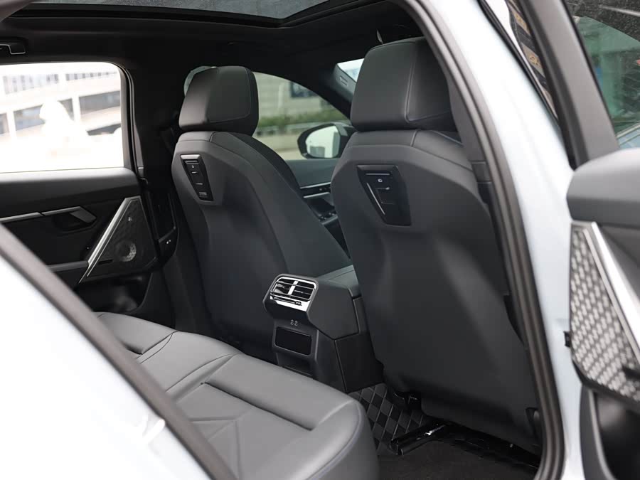 BMW i5 M60 2025 car image #19