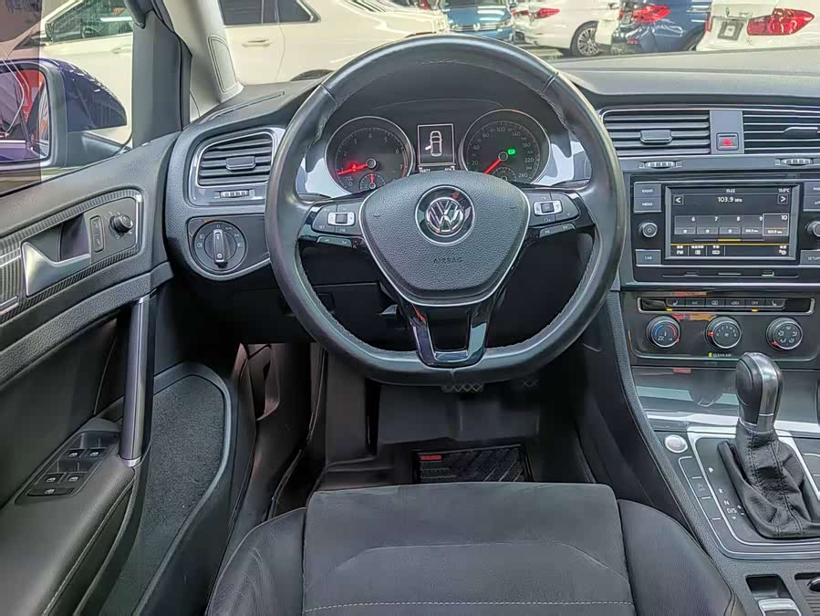 Volkswagen Golf 2018 car image #19