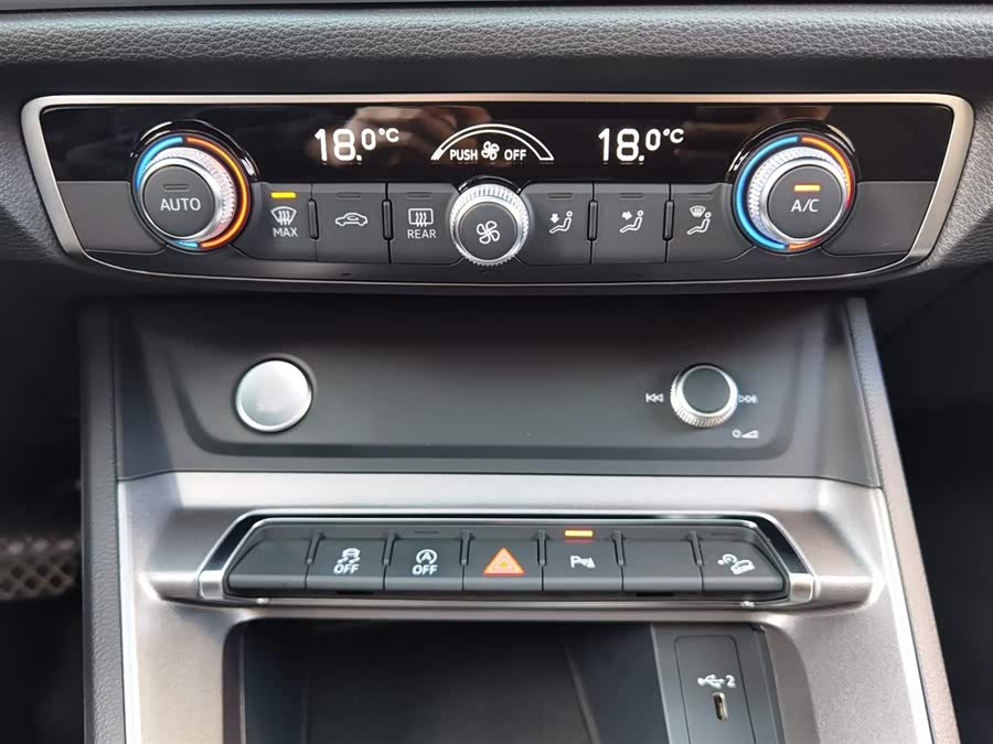 Audi Q3 2020 car image #19