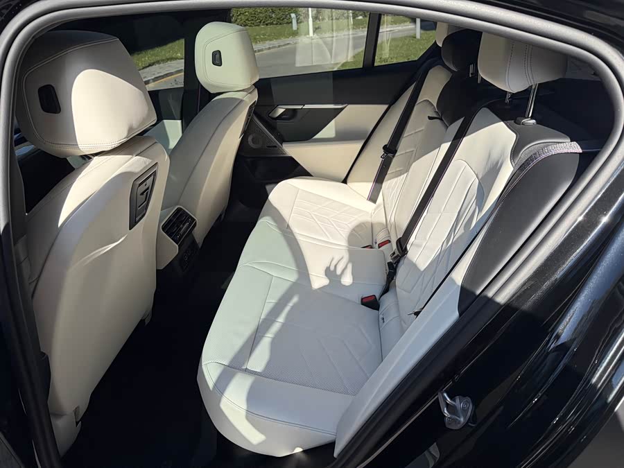 BMW i5 M60 2025 car image #19