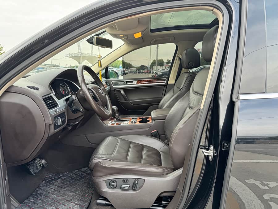 Volkswagen Touareg 2012 car image #19