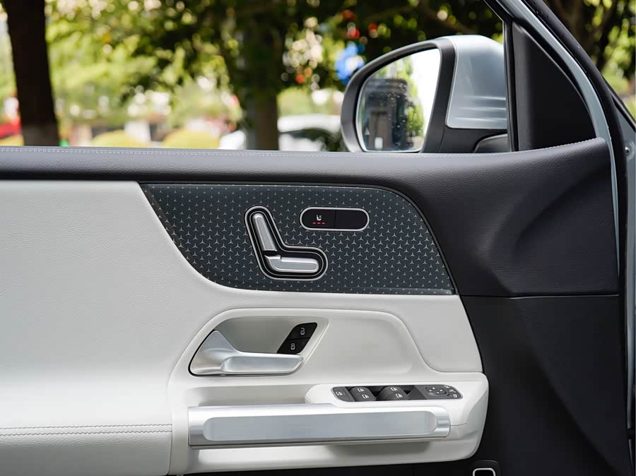 Mercedes-Benz EQB Class 2025 car image #19