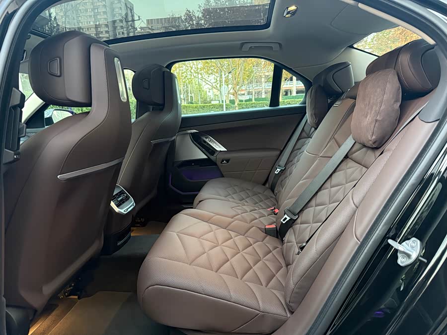 BMW i7 2024 car image #19