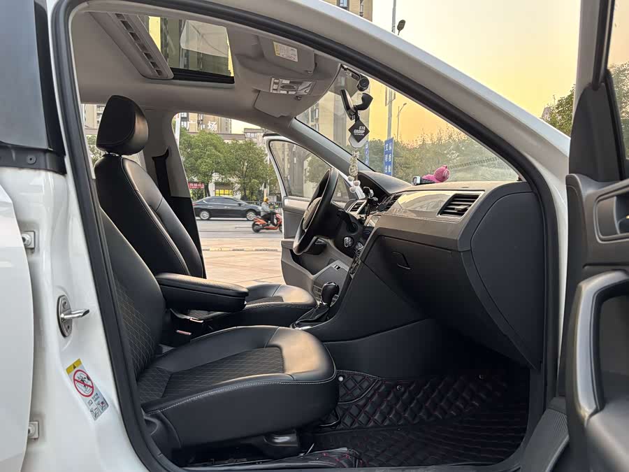 Skoda Rapid 2018 imagen de coche #19