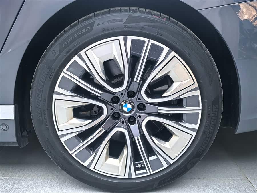 BMW i7 2024 car image #19