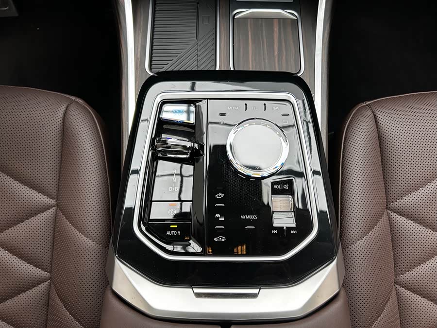 BMW i7 2023 صورة سيارة #19