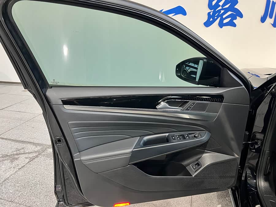 Volkswagen Passat 2023 car image #19