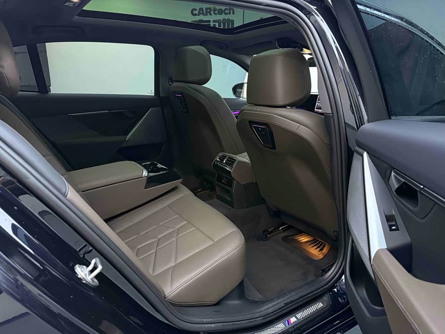 BMW i5 2024 car image #19