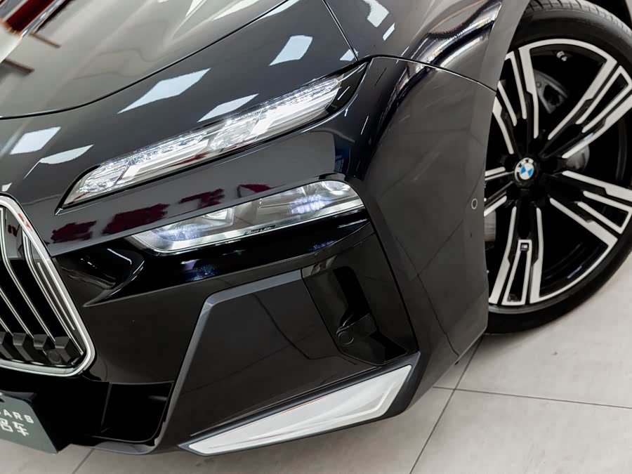 BMW 7 Series 2024 car image #19