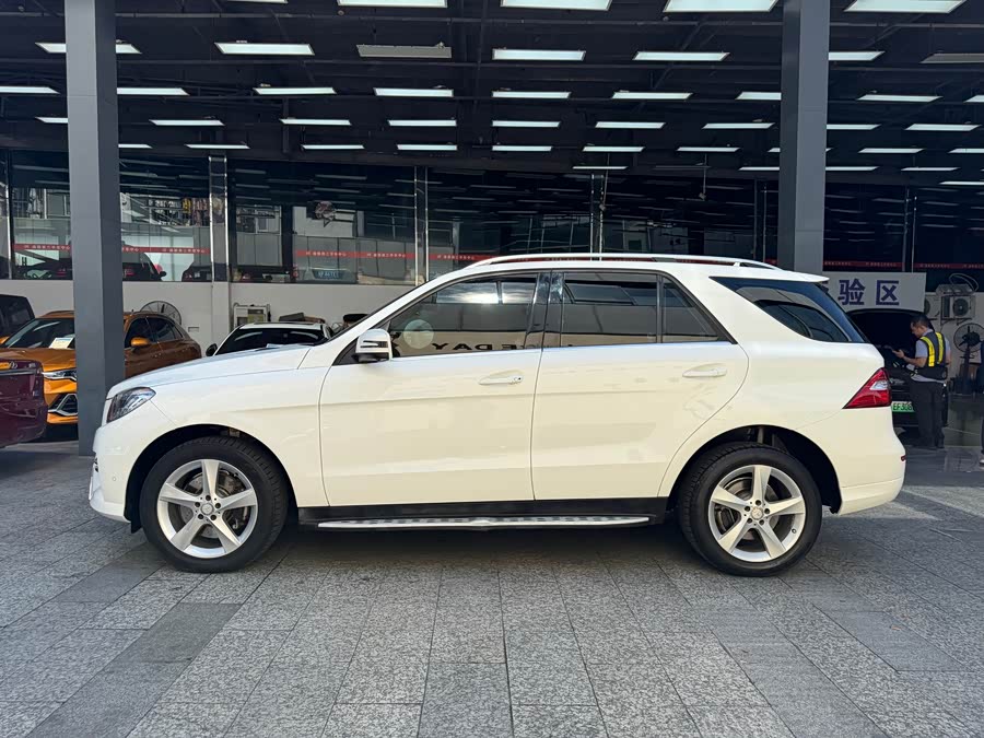 Mercedes-Benz M Class 2015 car image #19