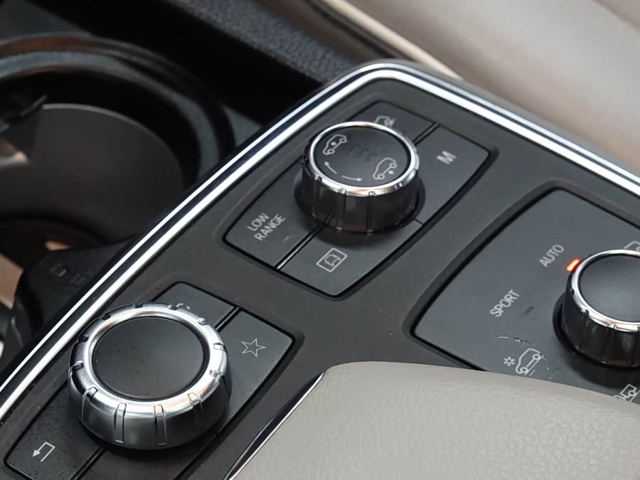 Mercedes-Benz M Class 2012 car image #19