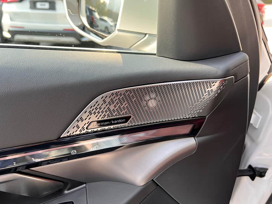 BMW i5 2025 immagine di auto #19