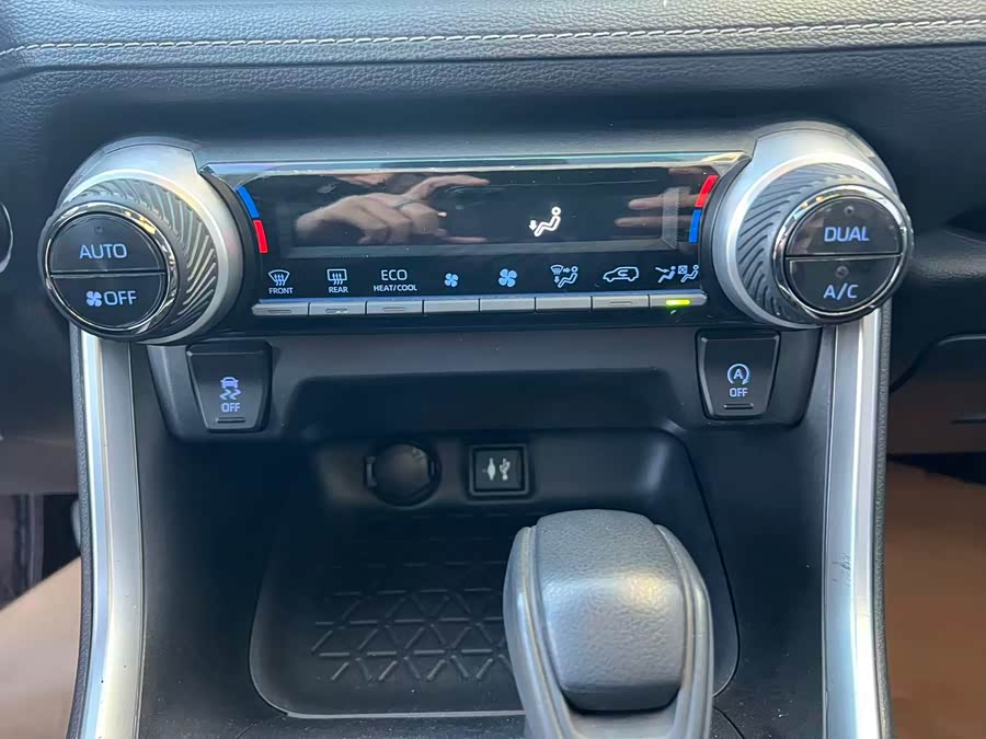 Toyota RAV4 2021 صورة سيارة #19