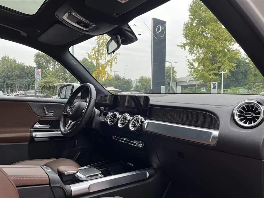 Mercedes-Benz GLB Class 2023 car image #19