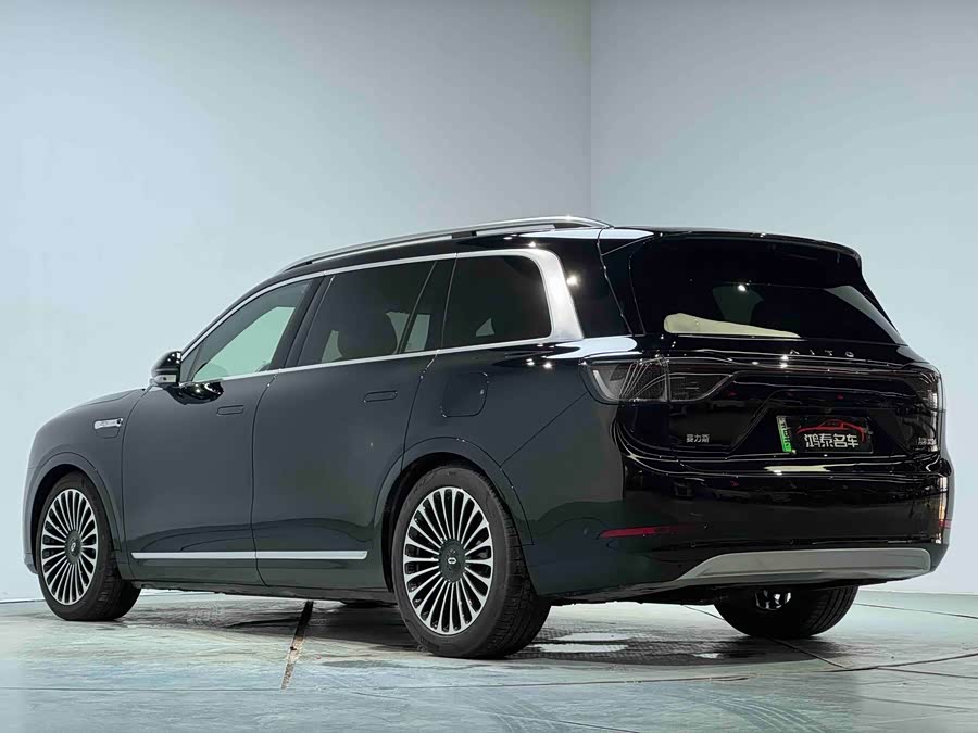 2025 car image #19