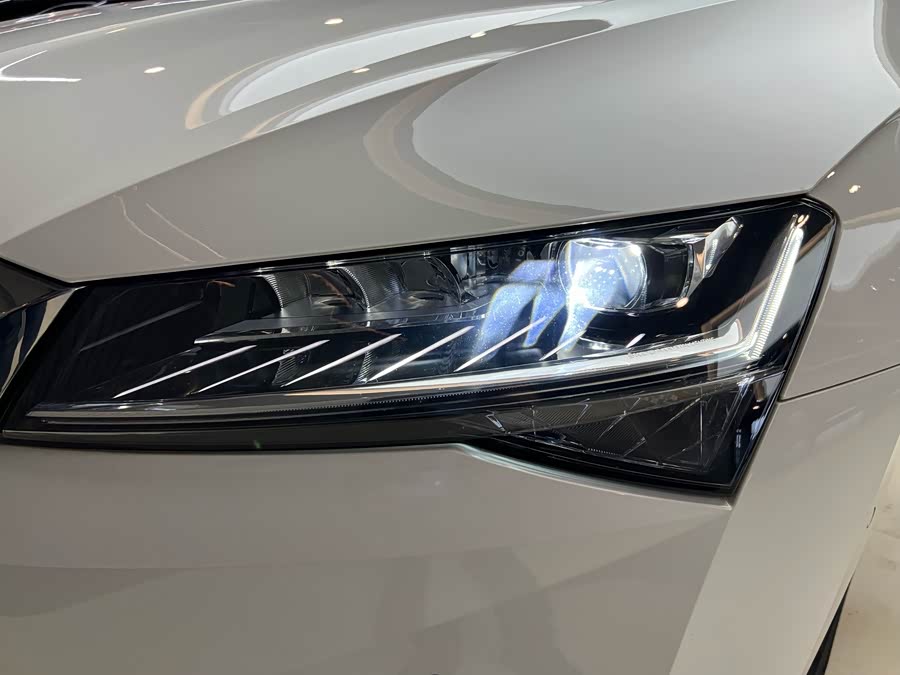 Skoda Superb 2020 car image #19