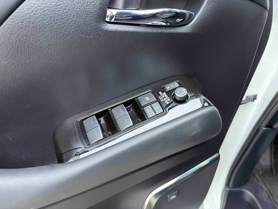 Toyota Alphard 2023 car image #19