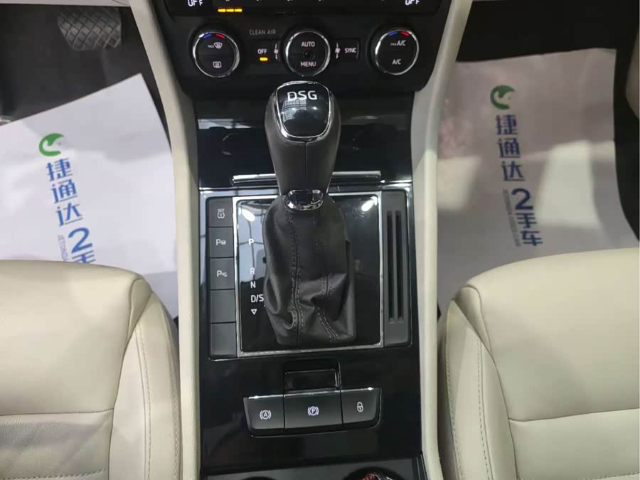 Skoda Superb 2016 car image #19