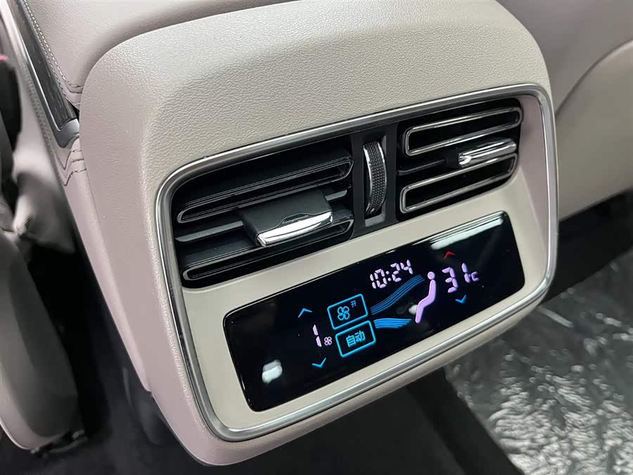 BYD Han 2025 car image #19