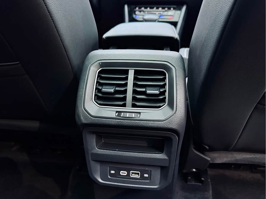 Volkswagen Tiguan L 2023 car image #19
