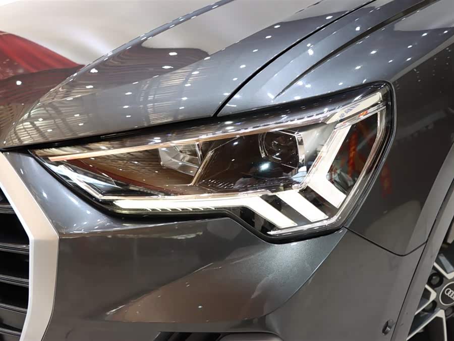Audi Q3 2022 car image #19