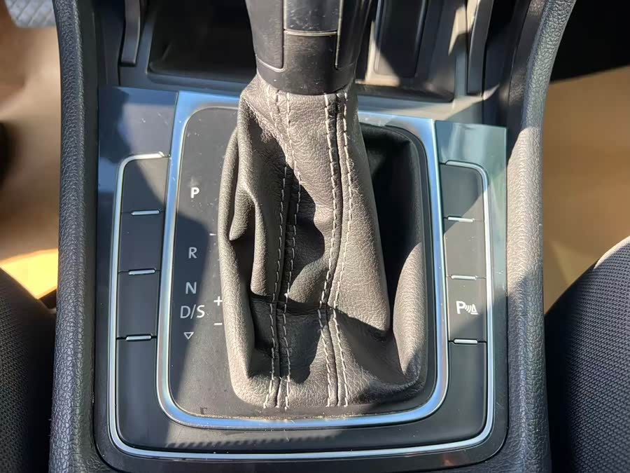 Volkswagen Golf 2017 car image #19