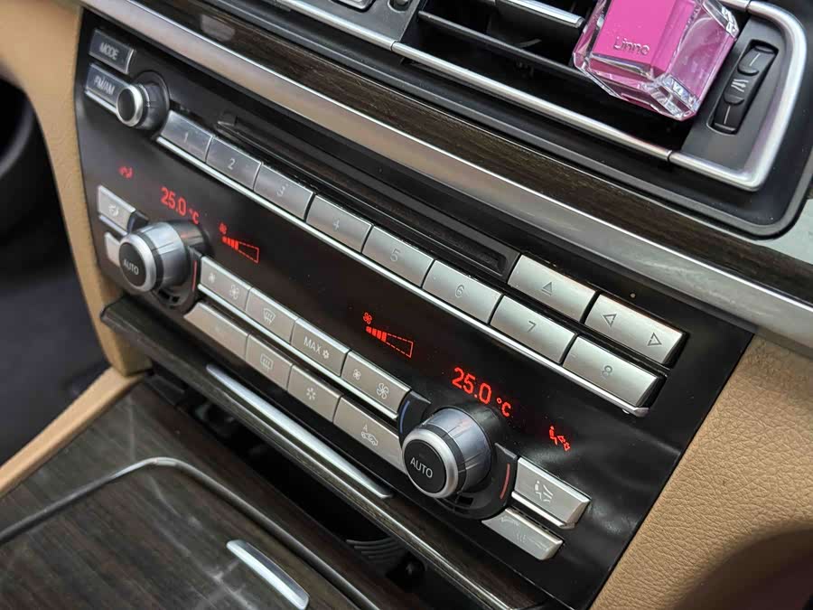 BMW 7 Series 2011 immagine di auto #19