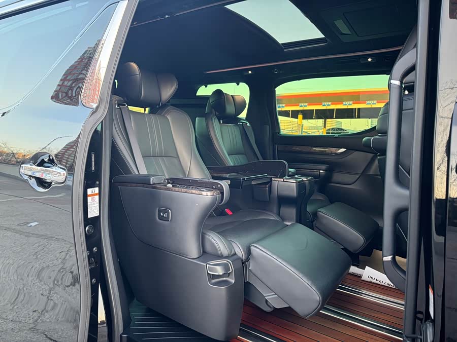 Toyota Alphard 2022 car image #19