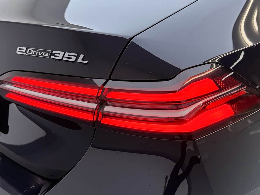 BMW i5 2024 car image #19