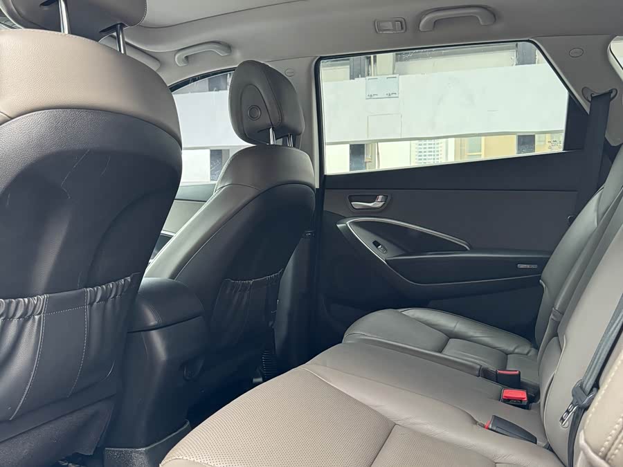 Hyundai Grand Santa Fe 2015 car image #19