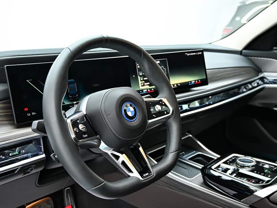 BMW i7 2024 car image #19