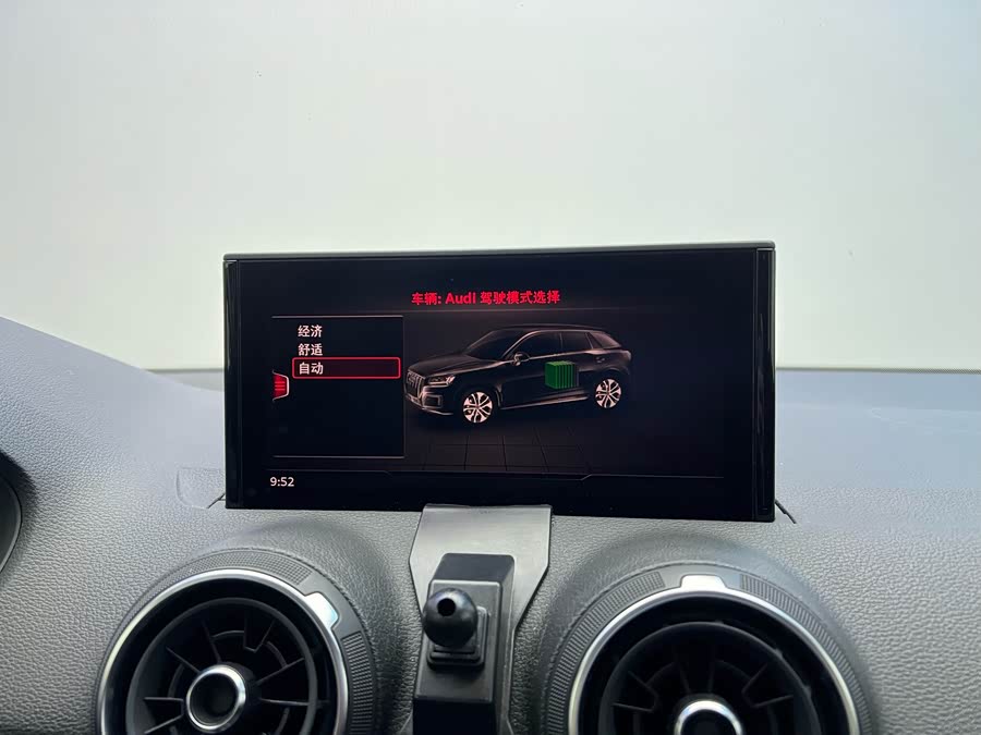 Audi Q2L e-tron 2021 immagine di auto #19