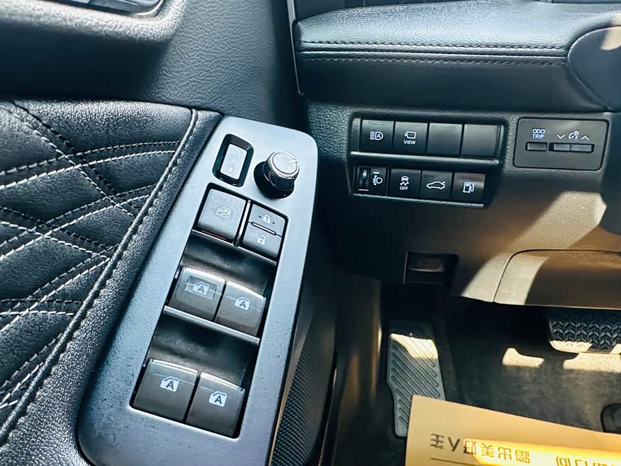 Toyota Avalon 2023 car image #19