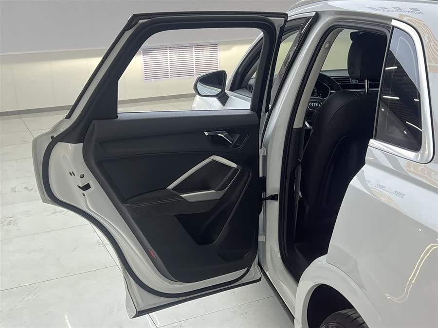 Audi Q3 2021 car image #19
